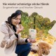 Eine Person hält eine Tüte Hundeleckerlis mit der Aufschrift "HUNDEHAPPEN" in einem Park mit Herbstblättern, begleitet von einem Golden Retriever.