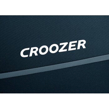 Nahaufnahme eines dunklen Stoffes mit dem weißen Text "CROOZER", wahrscheinlich von einer Haustiertrage oder einem Anhänger.