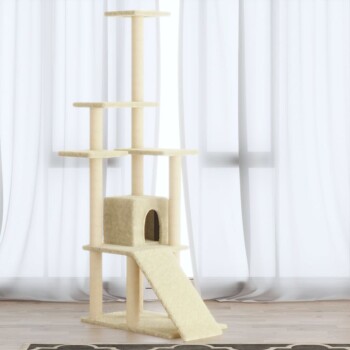Ein beiger Katzenbaum mit mehreren Ebenen, einem gemütlichen Versteck und einer Rampe, vor einem Hintergrund aus durchsichtigen weißen Vorhängen.