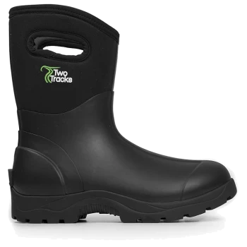 Schwarzer wasserdichter Gummistiefel mit einer strukturierten Sohle, mit einem Logo, das "Two Tracks" in Grün und Weiß liest.