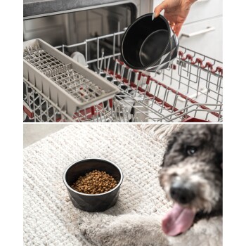 Schwarze geometrische Futterschale wird in die Spülmaschine gestellt und mit Trockenfutter gefüllt, neben einem glücklichen Hund auf einem Teppich.