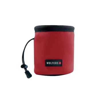 Rotes zylindrisches Leckerli-Säckchen mit schwarzem Besatz, Kordelverschluss und schwarzem Aufnäher mit 'WOLTERS'-Beschriftung.