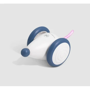 Eine kleine, weiße Spielzeugmaus mit blauen Rädern und einem rosa Schwanz, entworfen für Haustiere, mit einem Logo an der Seite.