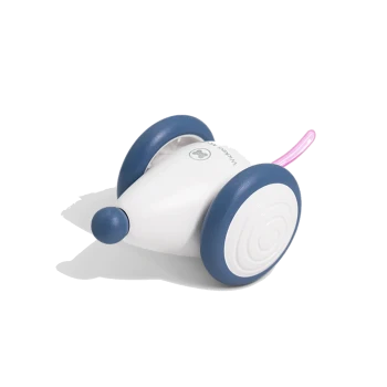 Eine kleine, weiße Spielzeugmaus mit blauen Rädern und einem rosa Schwanz, entworfen für Haustiere, mit einem Logo an der Seite.