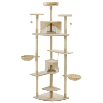 Katzenbaum mit mehreren Ebenen, Kratzpfosten, einem gemütlichen Versteck und hängenden Spielzeugen, entworfen für das Spiel und die Entspannung von Katzen.