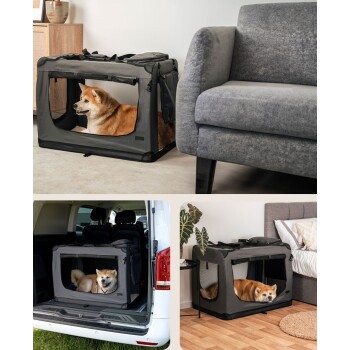 Eine gemütliche, tragbare Hundebox in Grau mit Netzfenstern, mit einem entspannten Shiba Inu darin, in einem modernen Wohnzimmer, Auto und Schlafzimmer platziert.