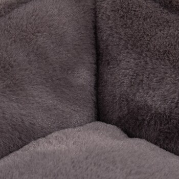 Nahaufnahme eines weichen, grauen Haustierbettstoffs, der seine plüschige Textur und gemütliche Erscheinung zeigt.