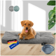 Ein brauner Hund sitzt auf einem grauen Haustierbett mit gepolstertem Design, begleitet von einer blauen Futterschüssel und Etiketten mit den Aufschriften "DEUTSCHE MARKE" und "MADE IN EU."