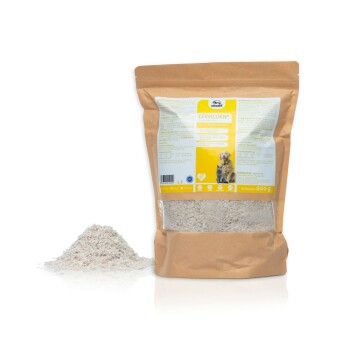 Braune Papiertüte mit der Aufschrift 'CERVICORN®' mit einem gelben Panel, die Haustierfutter enthält, neben einem Haufen des Produkts.