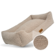 Ein gemütliches beiges Haustierbett mit erhöhten Rändern und einer weichen, flauschigen Textur, mit einem kleinen braunen Etikett, das "FRENCHIE TAILS" liest.