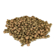 Ein Haufen kleiner, runder Haustierfutterpellets in verschiedenen Brauntönen und Grüntönen, vor einem weißen Hintergrund.