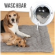 Ein Beagle und ein kleiner Hund liegen auf einer weichen, grauen Haustierdecke mit der Aufschrift 'WASCHBAR', mit einem Bildausschnitt, der die Decke in einer Waschmaschine zeigt.