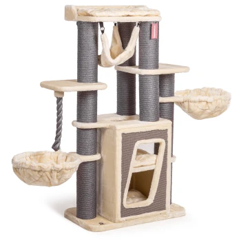 Ein beige und grauer mehrstöckiger Kratzbaum für Katzen mit Kratzpfosten, zwei hängenden Hängematten, einem gemütlichen würfelförmigen Versteck und einem Seilspielzeug.