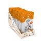 Thekendisplay von Betty's Landhausküche 'Knuspertraum' Katzensnack-Tütchen, orange-weißes Verpackungsdesign mit Schriftzug 'Betty's' und 'Knuspertraum'.