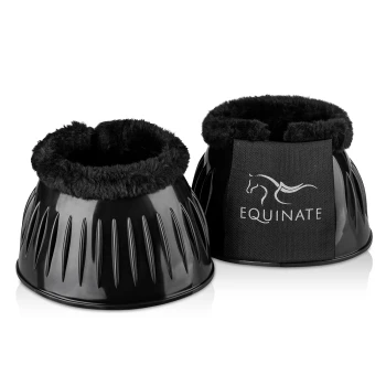 Schwarze Pferdeboots mit einem weichen, pelzigen Innenfutter und dem Logo "EQUINATE" an der Seite, aus einem leichten Winkel gezeigt.