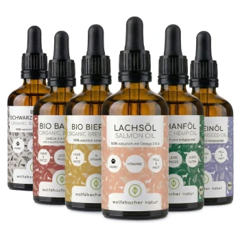 Sechs bernsteinfarbene Glasflaschen mit Haustieröl, die auf Deutsch beschriftet sind, darunter Lachs-, Leinsamen- und Schwarzkümmelöl, die natürliche Inhaltsstoffe und Vorteile hervorheben.