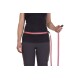 Eine Frau in einem schwarzen Tanktop und grauen Hosen hält eine pinke Hundeleine, die an einem passenden Taillengurt mit der Aufschrift "RUFFWEAR" befestigt ist.