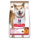 Hill's Science Plan Hundefutterbeutel mit einem lächelnden Shiba Inu. Der Text hebt "Erwachsene 1-6", "Keine Körner" und "Huhn #1 Zutat" hervor.