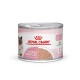 Puszka mokrej karmy Royal Canin Mother & Babycat z różową etykietą, 1–4 miesiące, etap 2; widoczny napis 'Bez konserwantów'.