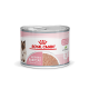 Boîte Royal Canin de nourriture humide Mother & Babycat, étiquette rose, 1–4 mois, étape 2, 'No Preservatives' visible.