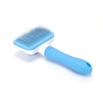 Blaue Haustierpflegebürste mit rechteckigem Kopf und Metallborsten, mit einem strukturierten Griff für besseren Halt.