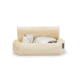 Ein flauschiges katzenbett in cremefarben mit einer schlafenden grau-weißen Katze, die sich darin zusammenrollt, und zeigt Komfort und Weichheit.