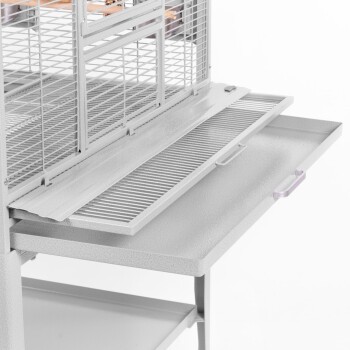 Nahaufnahme eines grauen Metallvogelkäfigs mit einer herausziehbaren Schublade und einer Schiebetür, entworfen für Haustiervögel.