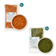 Zwei Schalen mit Haustierfutter werden gezeigt, eine mit einer rötlichen Paste und die andere mit einer beigen Paste, neben versiegelten Paketen mit der Aufschrift "6x."