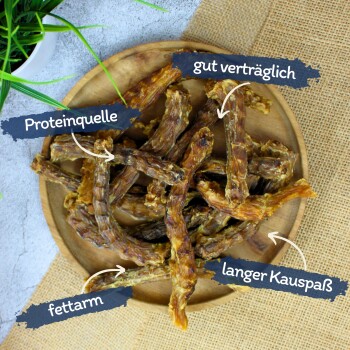 Ein Holzbrett zeigt Hundekau-Sticks, die auf Deutsch beschriftet sind: "Proteinquelle," "langer Kauspaß," "gut verträglich," und "fettarm."