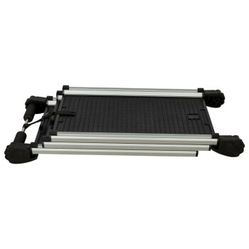 Eine faltbare Haustierrampe mit einer strukturierten schwarzen Oberfläche und silbernen Aluminiumseiten, die dazu dient, Haustieren den Zugang zu höheren Bereichen zu erleichtern.