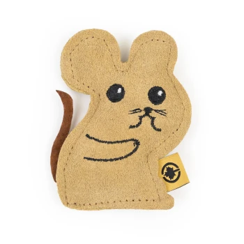 Ein Plüschspielzeug in Form einer Cartoon-Maus, mit einem tanfarbenen Wildleder-Außenmaterial, schwarzen gestickten Augen und einem braunen Schwanz, mit einem gelben Etikett.