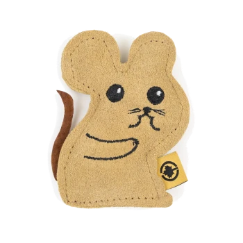 Ein Plüschspielzeug in Form einer Cartoon-Maus, mit einem tanfarbenen Wildleder-Außenmaterial, schwarzen gestickten Augen und einem braunen Schwanz, mit einem gelben Etikett.