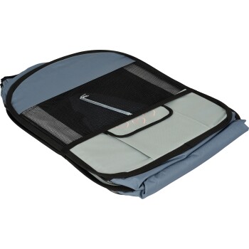 Ein gefalteter Haustiertrage-Rucksack in Blau und Grau, mit einem Netzoberteil, einer Reißverschlusstasche und einer Vorderklappe mit Herzdesigns.