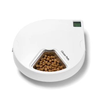 Automatischer Futterspender für Haustiere mit digitaler Anzeige und dreieckigem Futterfach gefüllt mit Trockenfutter, beschriftet mit "Closer Pets."
