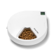 Automatischer Futterspender für Haustiere mit digitaler Anzeige und dreieckigem Futterfach gefüllt mit Trockenfutter, beschriftet mit "Closer Pets."