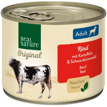 Blikvoer voor honden gelabeld "Real Nature Original" met rundvlees, aardappelen en zwarte komijnolie. Bevat een illustratie van een koe.