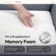 Eine Hand drückt sanft auf ein weiches, weißes Haustierbett aus orthopädischem Memory-Schaum. Der Text hebt den Komfort und die Vorteile für Haustiere jeden Alters hervor.