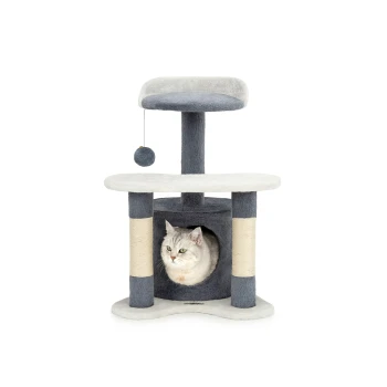 Ein stilvoller Kratzbaum für Katzen mit einem gemütlichen Versteck und einer oberen Plattform, mit einem verspielten hängenden Ball und einer hellgrauen Katze, die herausblickt.