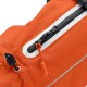 Nahaufnahme eines orangefarbenen Haustier-Rucksacks mit einem schwarzen Reißverschluss und reflektierenden weißen Streifen, entworfen für Reisen mit Haustieren.