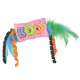 Rosa Plüschspielzeug für Haustiere mit 'BOO'-Schriftzug (Augapfel-Buchstaben), grün-blauen Federn und orange-schwarzen lockigen Bändern