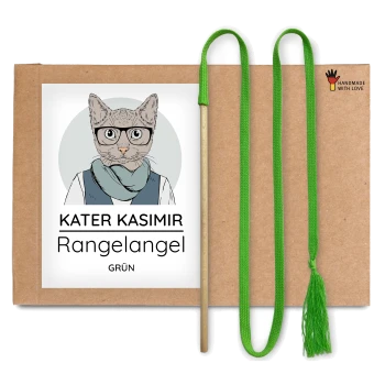 Katzenangel: Holzstab mit langem, grün geflochtenem Band und Quaste auf Pappkarte; Aufschrift 'KATER KASIMIR GRÜN'.