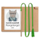Katzenangel: Holzstab mit langem, grün geflochtenem Band und Quaste auf Pappkarte; Aufschrift 'KATER KASIMIR GRÜN'.