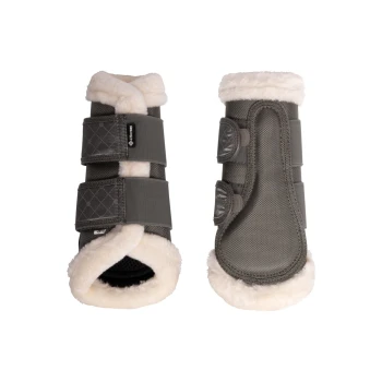 Graue Pferdeboots mit weichem weißen Fleecefutter, mit verstellbaren Riemen für einen sicheren Sitz, aus verschiedenen Blickwinkeln dargestellt.