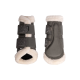 Graue Pferdeboots mit weichem weißen Fleecefutter, mit verstellbaren Riemen für einen sicheren Sitz, aus verschiedenen Blickwinkeln dargestellt.