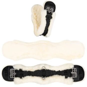 Ein flauschiger, cremefarbener Pferdegurt mit schwarzen Riemen und Metallbeschlägen, in drei Abschnitten auf einem weißen Hintergrund präsentiert.