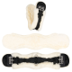 Ein flauschiger, cremefarbener Pferdegurt mit schwarzen Riemen und Metallbeschlägen, in drei Abschnitten auf einem weißen Hintergrund präsentiert.