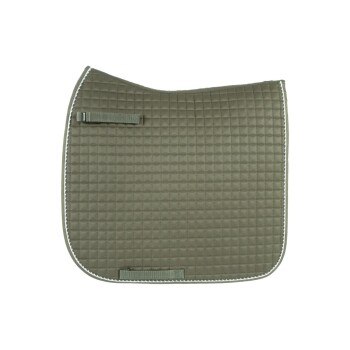 Olivgrünes, gestepptes Sattelpad mit weißer Paspel und einem Riemen zur Sicherung, auf einem weißen Hintergrund angezeigt.
