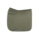 Olivgrünes, gestepptes Sattelpad mit weißer Paspel und einem Riemen zur Sicherung, auf einem weißen Hintergrund angezeigt.