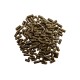 Ein Haufen dunkler, zylindrischer Tierfutterpellets, die auf einem weißen Hintergrund verstreut sind.
