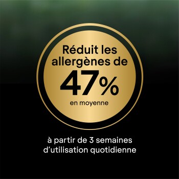 Médaille circulaire dorée sur fond sombre : « Réduit les allergènes de 47 % en moyenne » et « après 3 semaines d'utilisation quotidienne ».